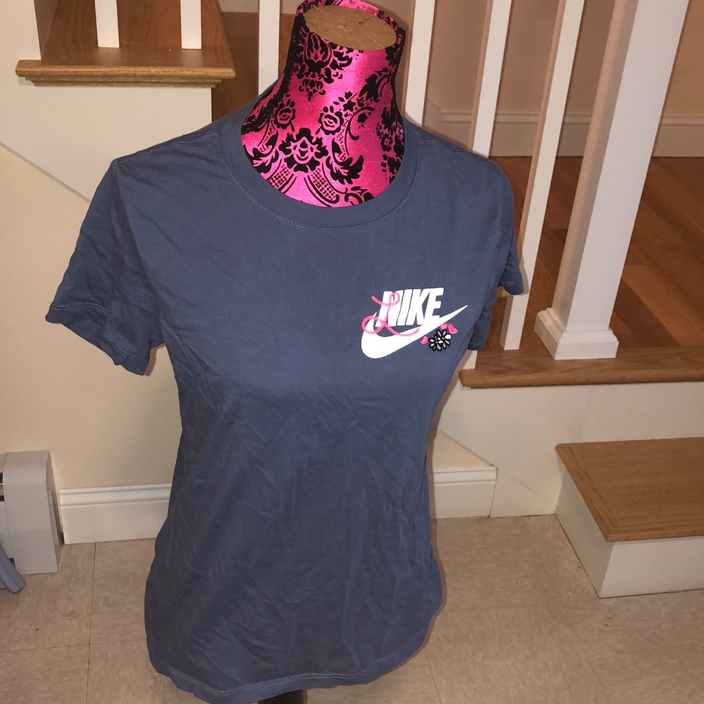 Nike t shirt size medium